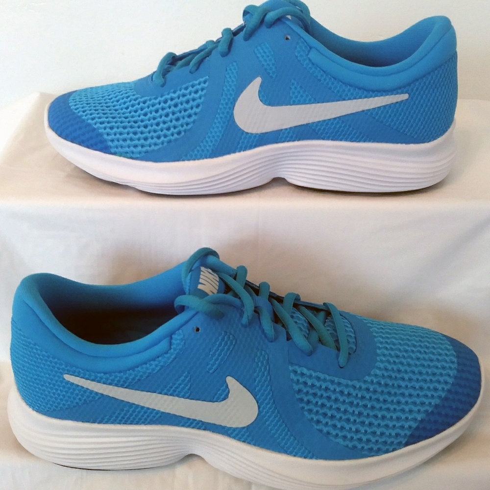 Woman's Nike Shoes Size 7.5